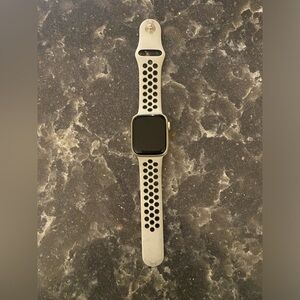 Apple Watch Nike Series 7 (GPS + Cellular) 41mm Nike Sport Band
